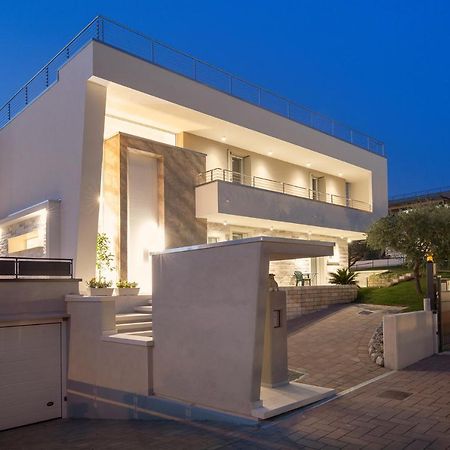 Villa Aurora-Holiday Home Apt3 Bardolino Exterior photo